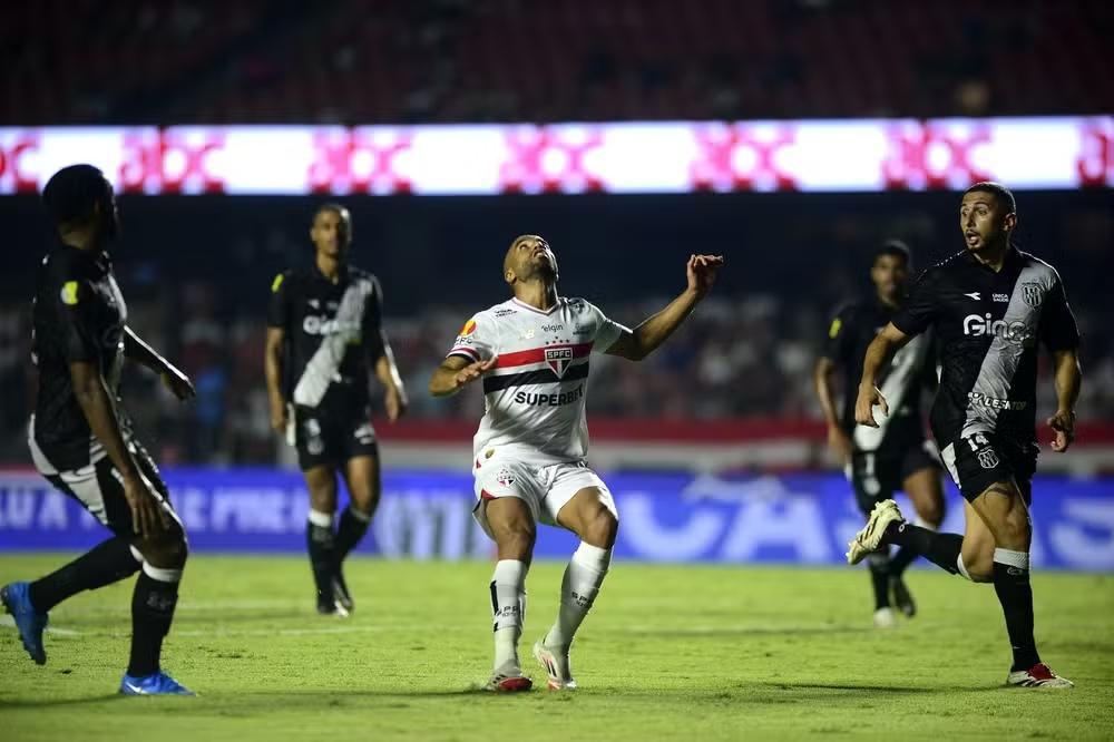 Lucas sai em defesa de Zubeldía e assume responsabilidade pelo momento do São Paulo