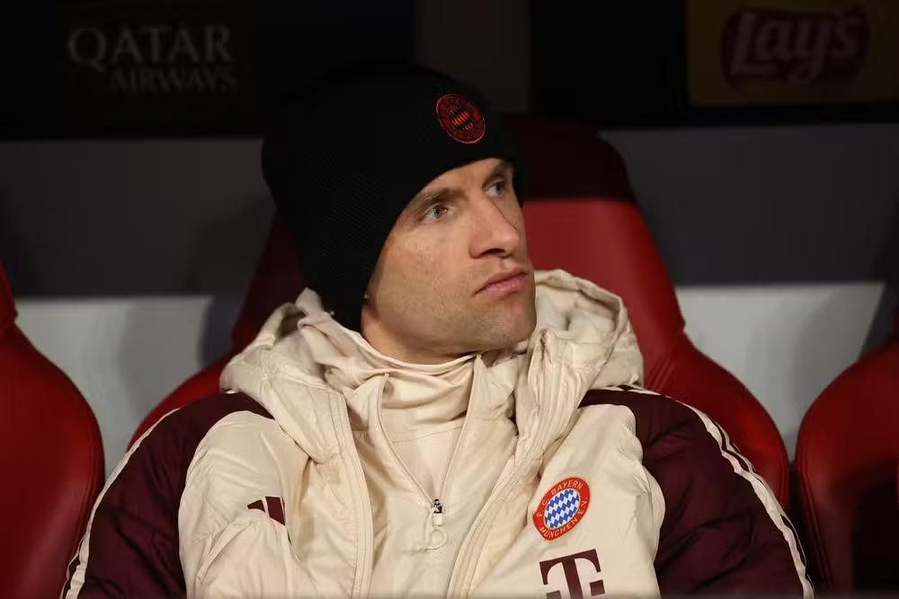 Müller joga menos de meio minuto, e ídolo do Bayern protesta: "Desrespeito"