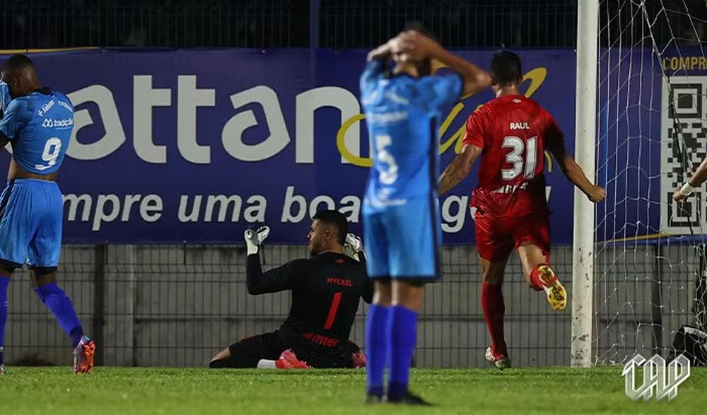 Mycael brilha mais uma vez e defende o quarto pênalti seguido pelo Athletico