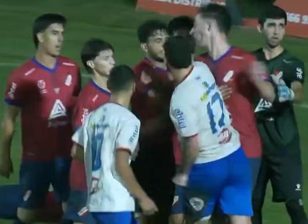 Jogador dá soco em adversário e causa tumulto no Uruguai