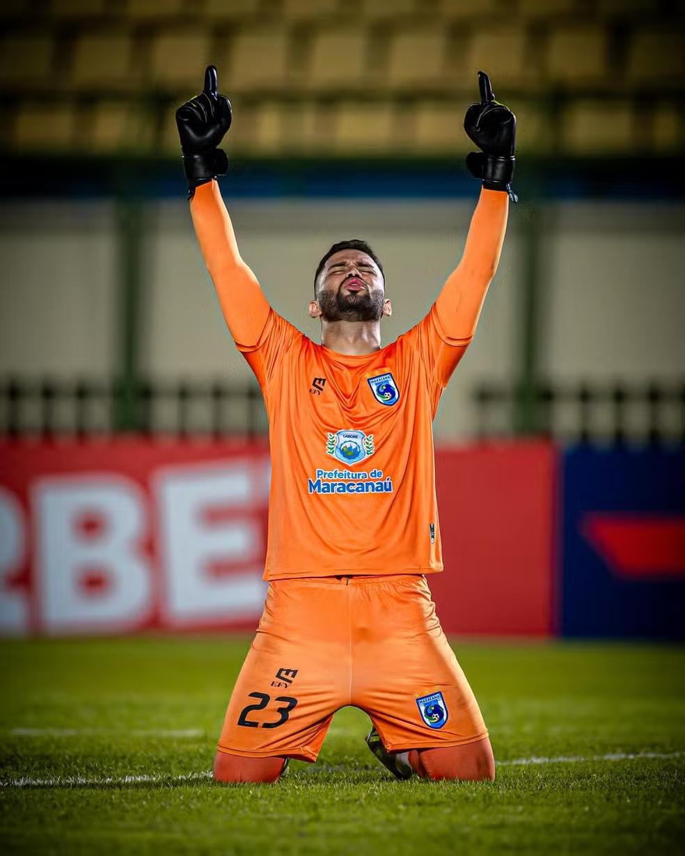 Goleiro brilha nos pênaltis e despacha ex-time da Copa do Brasil: "Obrigado à diretoria que me liberou"