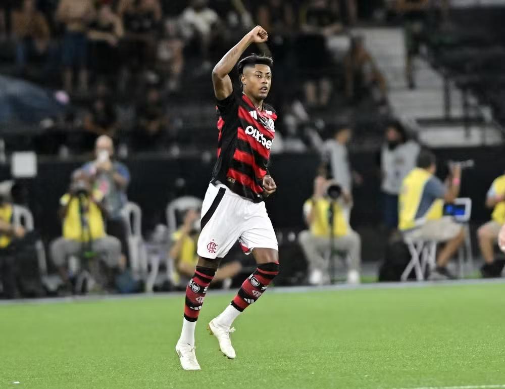 Bruno Henrique brilha com golaço e se torna o maior artilheiro do Flamengo em clássicos no século 21