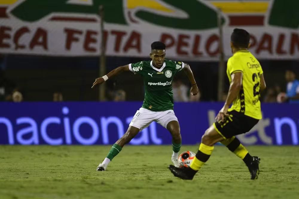 Abel destaca atuação madura do Palmeiras e revela bate-papo com Vitor Roque