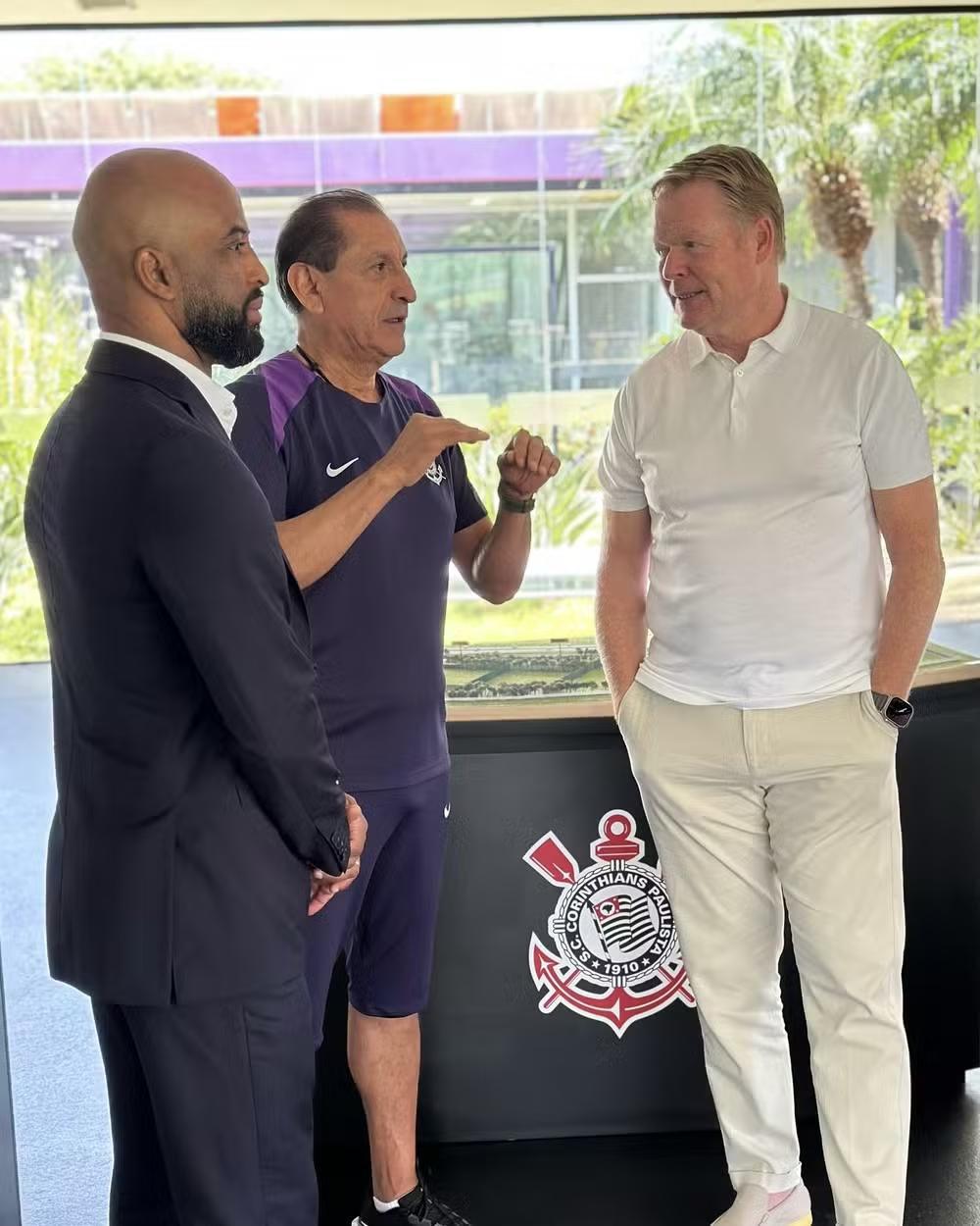 Memphis brilha como garçom no Corinthians e volta ao radar da seleção holandesa antes de decisão