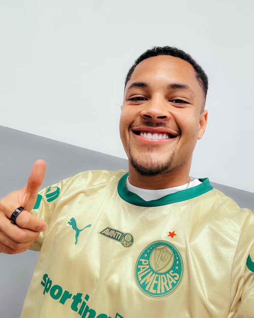 Vitor Roque já está no Brasil, e Palmeiras adota estratégia para manter atacante longe dos holofotes