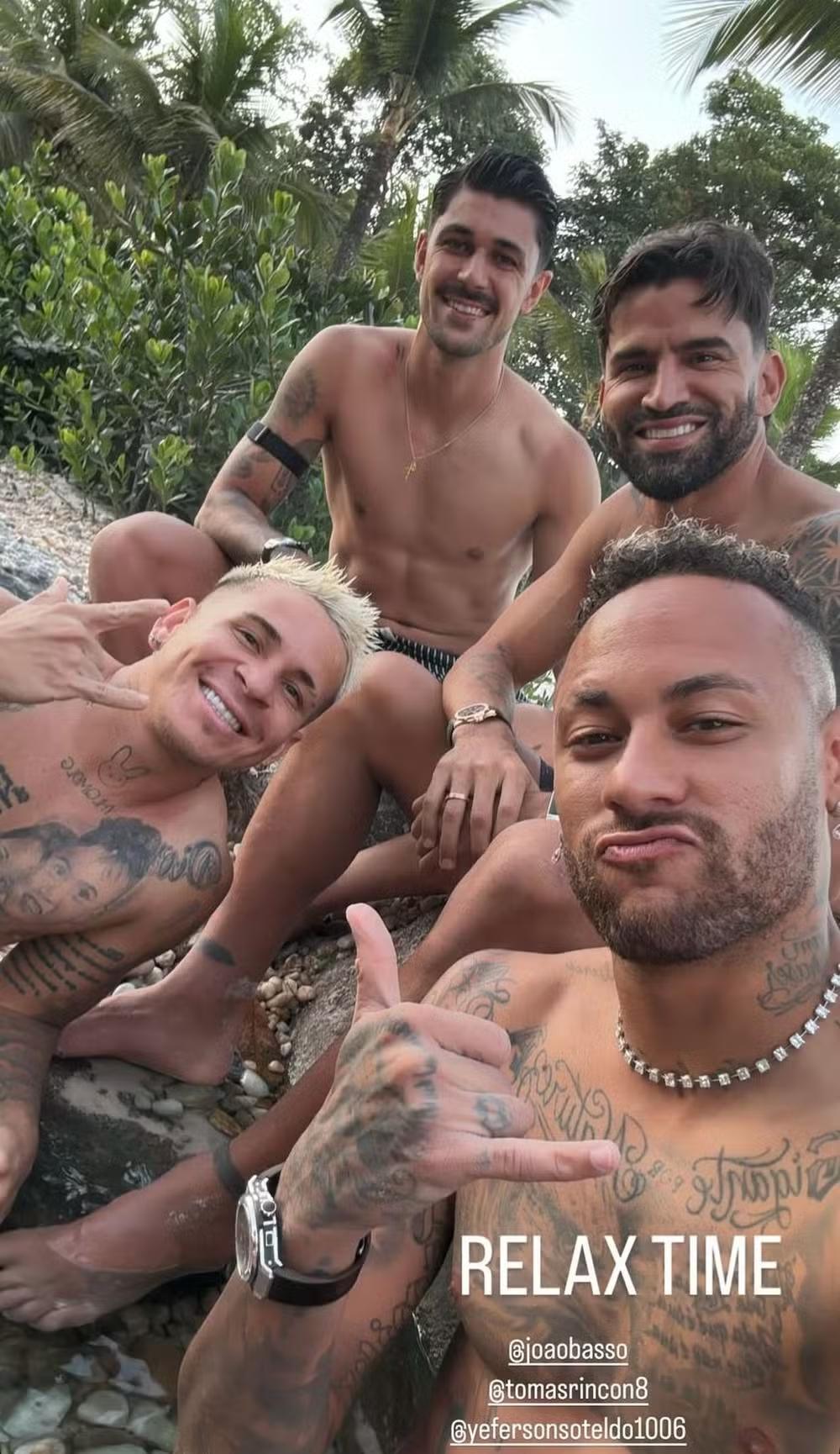 Neymar curte Carnaval ao lado de trio santista no Rio de Janeiro