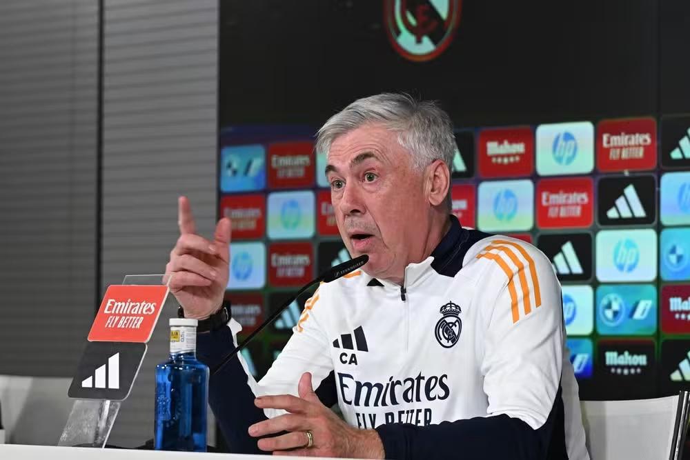Ancelotti conta episódio curioso com jogador: "Colocava toalha no rosto para não me ouvir"