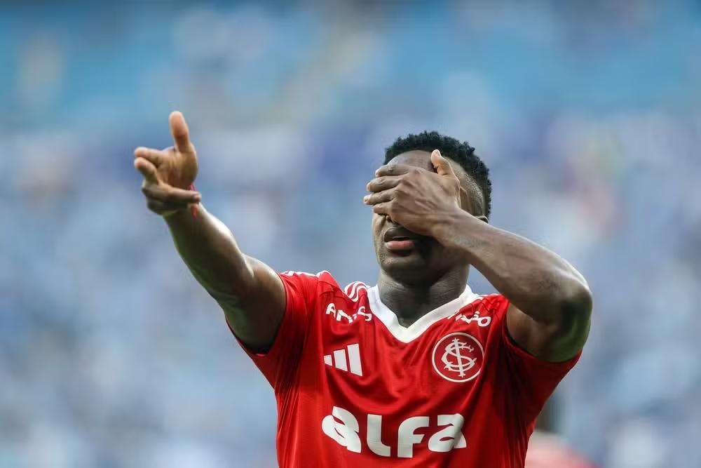 Carbonero balança as redes em clássico pela primeira vez e celebra boa fase no Inter com homenagem de Vini Jr.