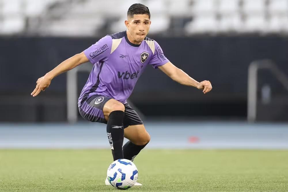 Savarino, único convocado do Botafogo, desfalca amistoso contra o Coritiba