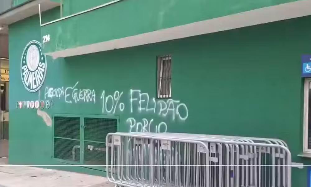 Torcida do Palmeiras protesta com pichações após derrota no Dérbi
