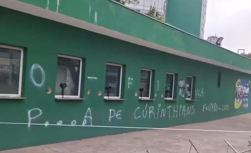 Torcida do Palmeiras protesta com pichações após derrota no Dérbi