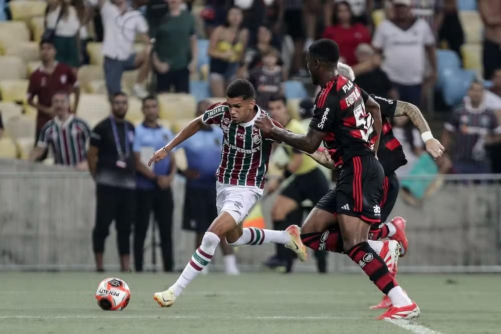 Riquelme sofre entorse no joelho em treino e vira preocupação para o Fluminense