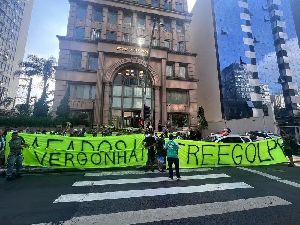 Torcida do Coritiba se mobiliza contra gestão da SAF em SP