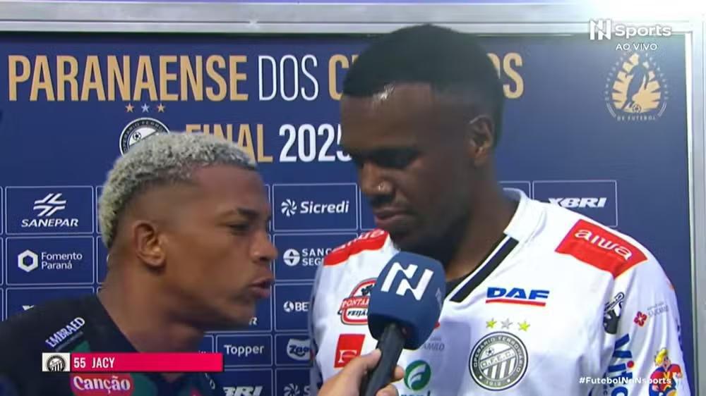 Atacante do Maringá interrompe entrevista e dispara: "Fala que foi roubado" Atacante do Maringá interrompe entrevista e dispara: "Fala que foi roubado"