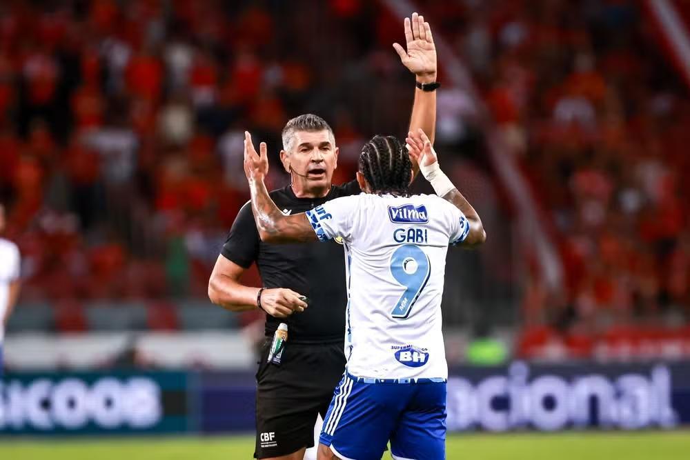 Gabigol alfineta CBF após expulsão polêmica em Inter x Cruzeiro: "Enquanto isso, a preocupação é subir na bola"