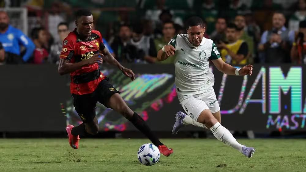 Pressionado pela seca de gols, Vitor Roque vê Flaco ganhar força no ataque do Palmeiras