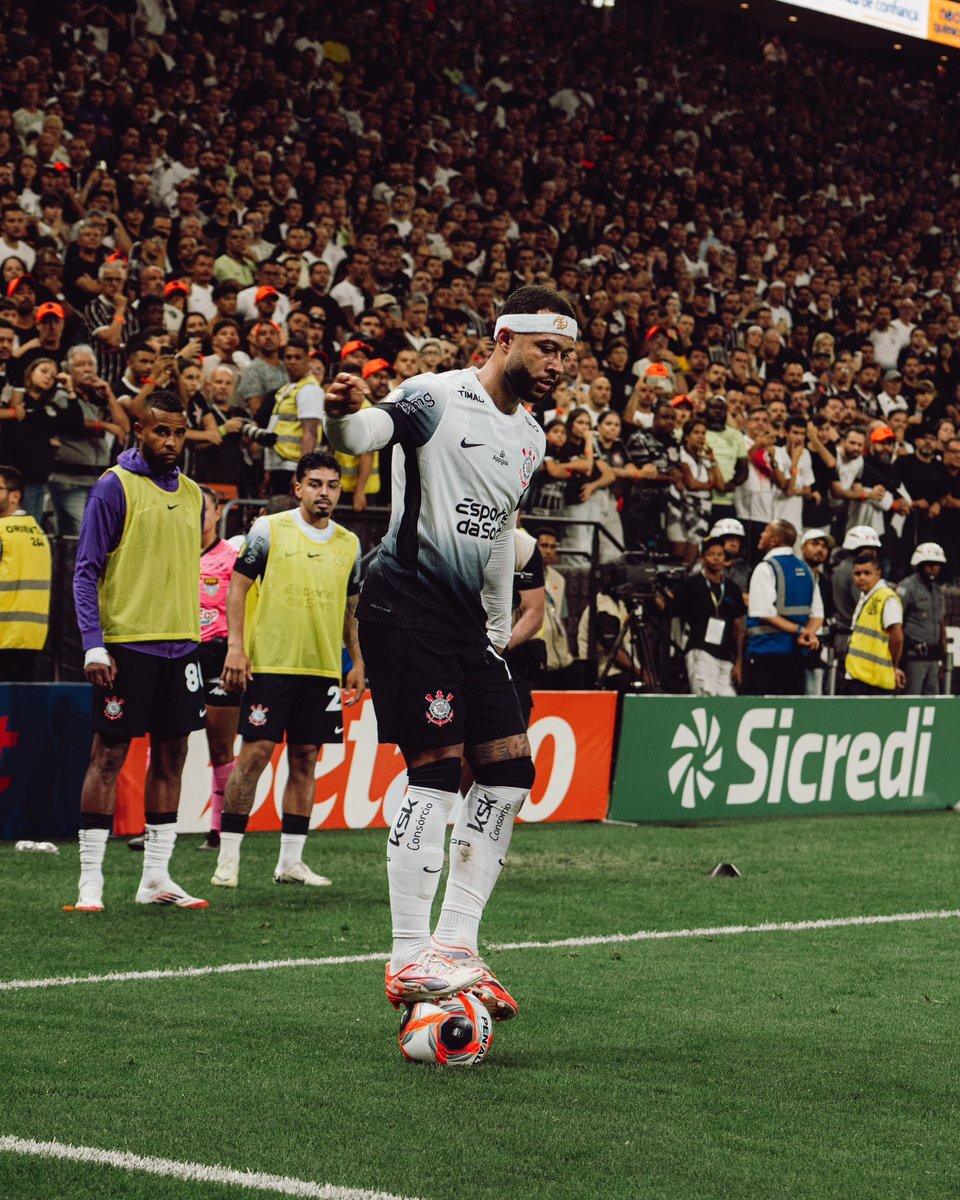 Memphis Depay contesta decisão da CBF sobre regra que veta gesto com a bola: "Anúncios bobos"