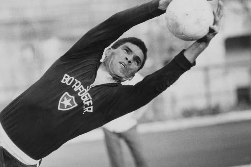 Lenda do gol, Manga morre aos 87 anos