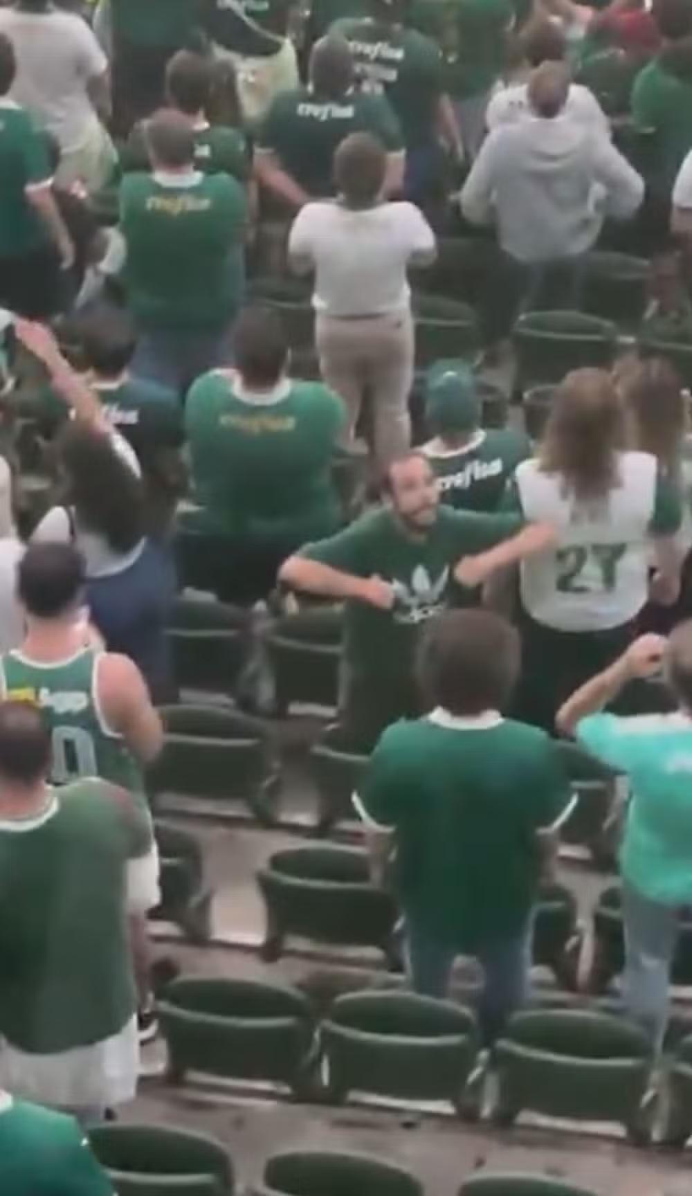 Palmeiras identifica e pune torcedor por gesto racista em jogo da Libertadores Palmeiras identifica e pune torcedor por gesto racista em jogo da Libertadores