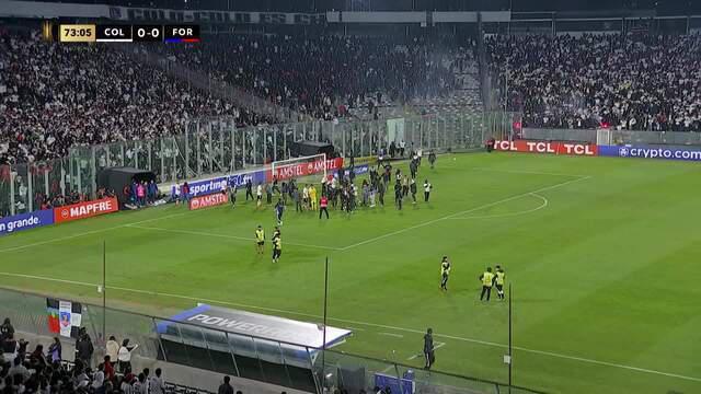 Partida entre Colo-Colo e Fortaleza é interrompida após tragédia e invasão de torcedores Partida entre Colo-Colo e Fortaleza é interrompida após tragédia e invasão de torcedores