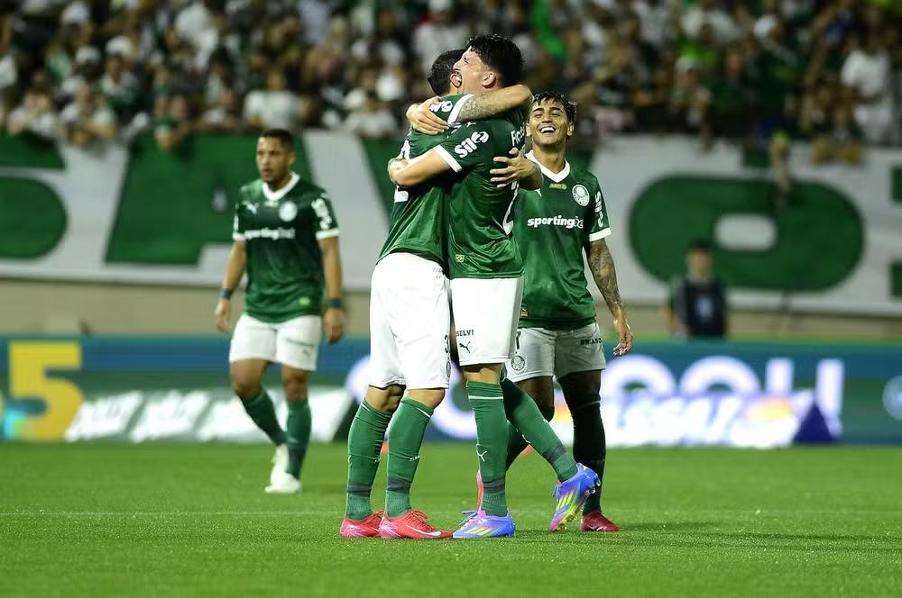 Palmeiras encanta, domina o Corinthians e reacende esperança com atuação de gala no Dérbi