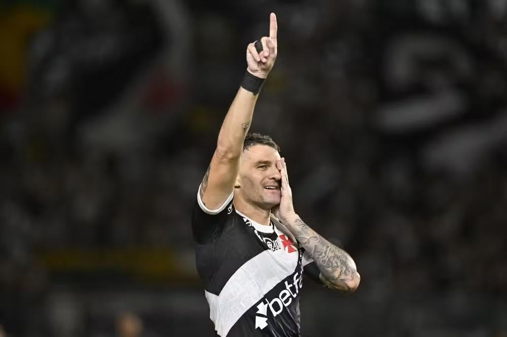 Artilheiro em alta, Vegetti celebra fase no Vasco: "Fazer gol é minha função"