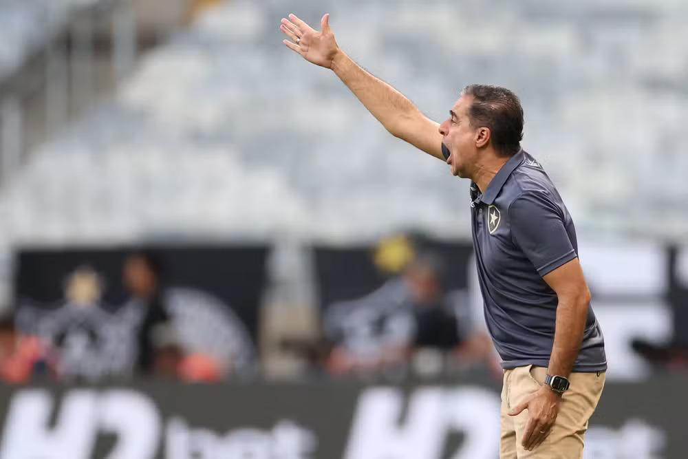Renato Paiva justifica ausência de reforços em revés do Botafogo: "Não escalo porque custam 50 milhões"
