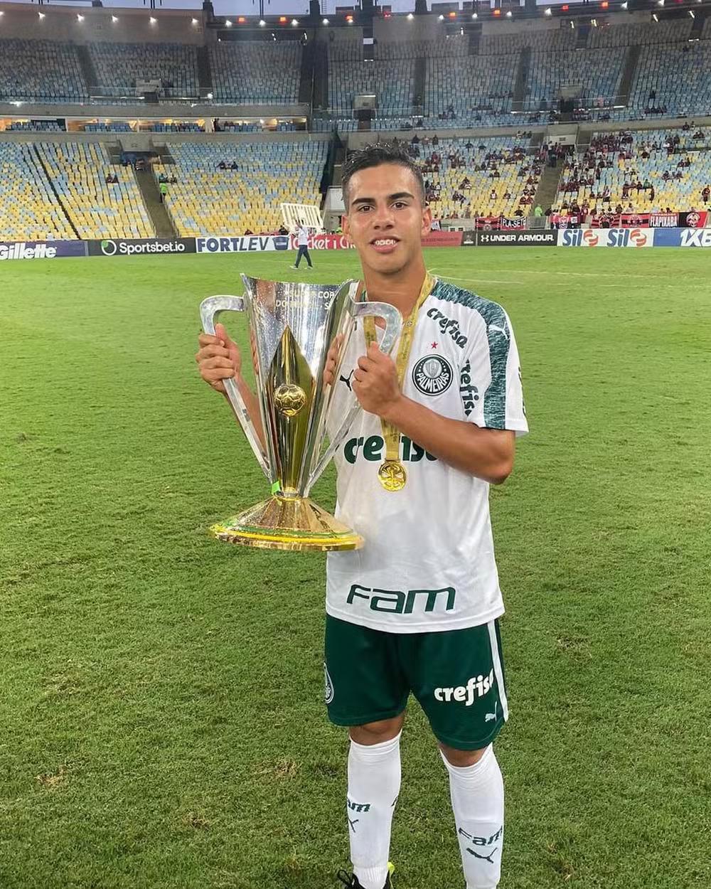 Revelado pelo Palmeiras, jovem se destaca no Bolívar, vira aposta da Bolívia e desabafa: "No Brasil não viraria profissional" Revelado pelo Palmeiras, jovem se destaca no Bolívar, vira aposta da Bolívia e desabafa: "No Brasil não viraria profissional"