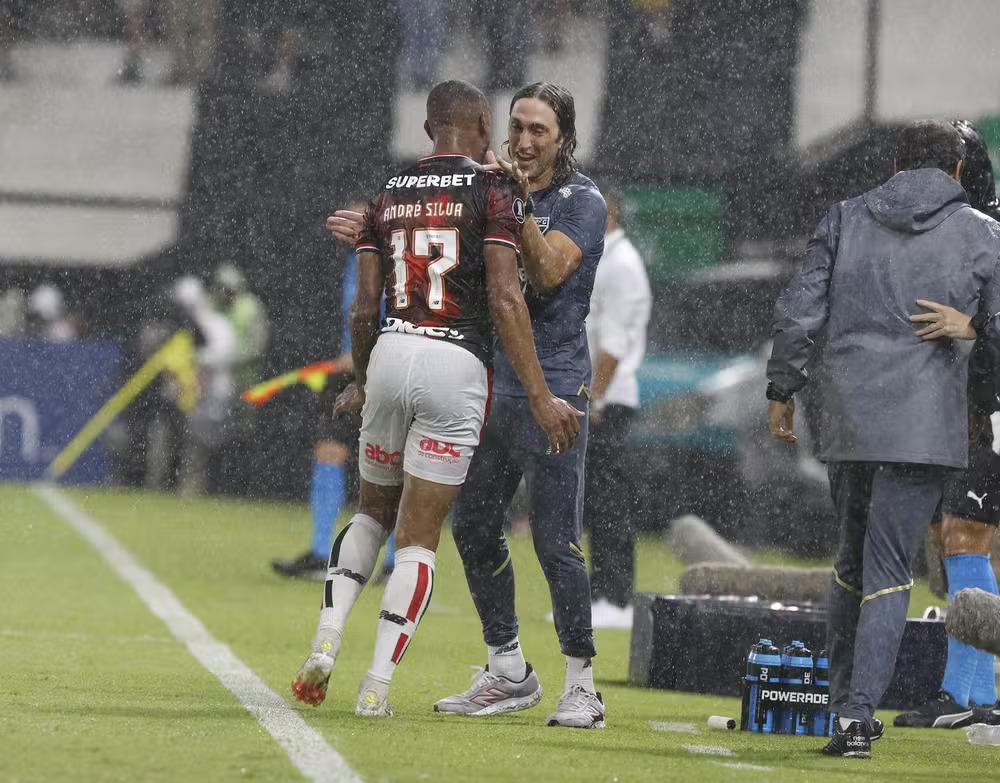 Zubeldía comanda sequência histórica de invencibilidade do São Paulo na Libertadores Zubeldía comanda sequência histórica de invencibilidade do São Paulo na Libertadores