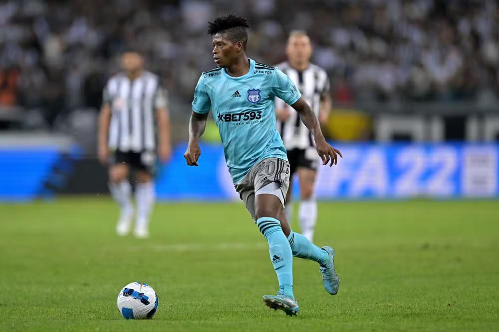 Jogador do Emelec vive drama após esposa e filho serem levados durante invasão no Equador