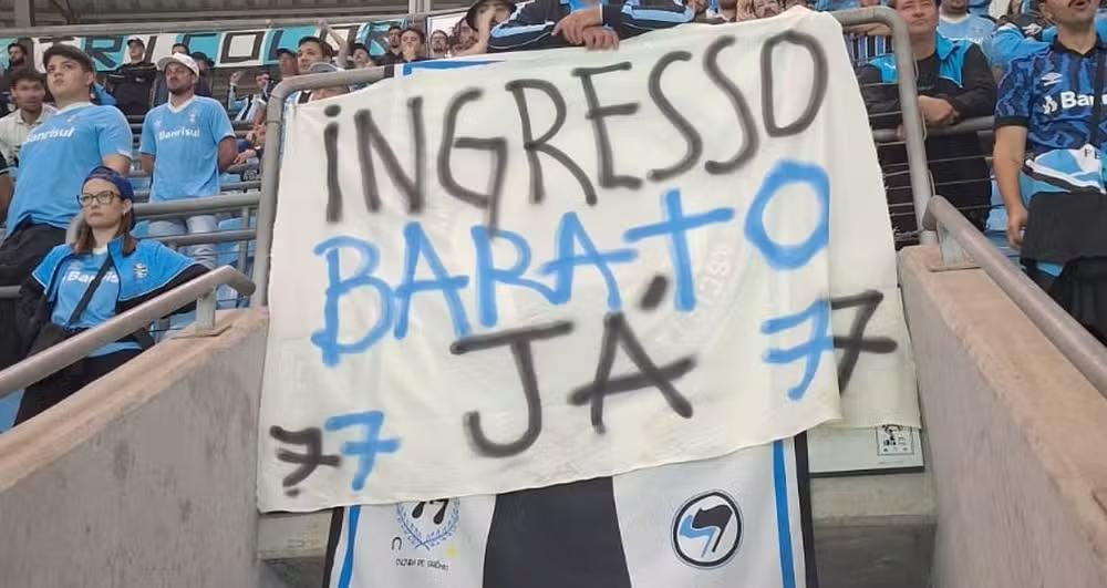 Torcedores pedem redução no preço dos ingressos na Arena do Grêmio e têm faixas removidas