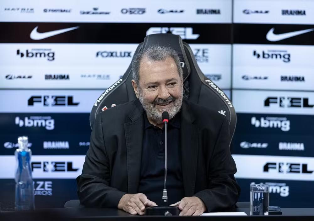 Fred Luz relata desafios no Corinthians e critica clima político: "Não há um ambiente pacífico"