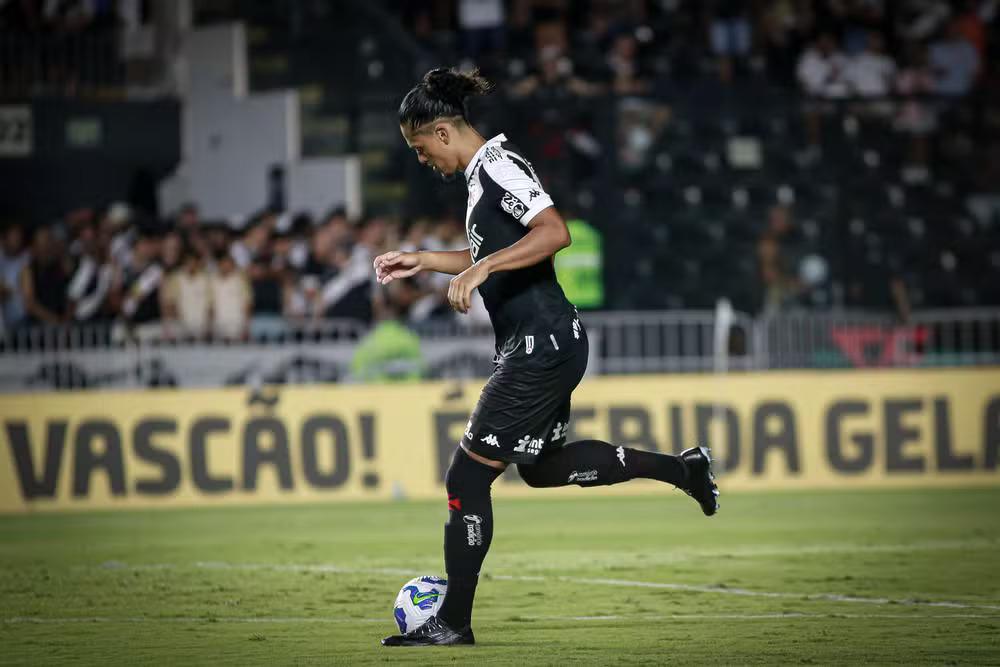 Previsão para volta de Lemos ao Vasco ainda é incerta; entenda a recuperação de fratura na costela