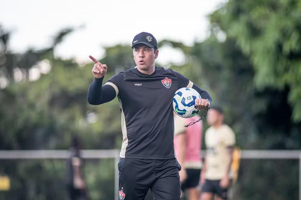 Vasco consulta Thiago Carpini em busca de novo técnico