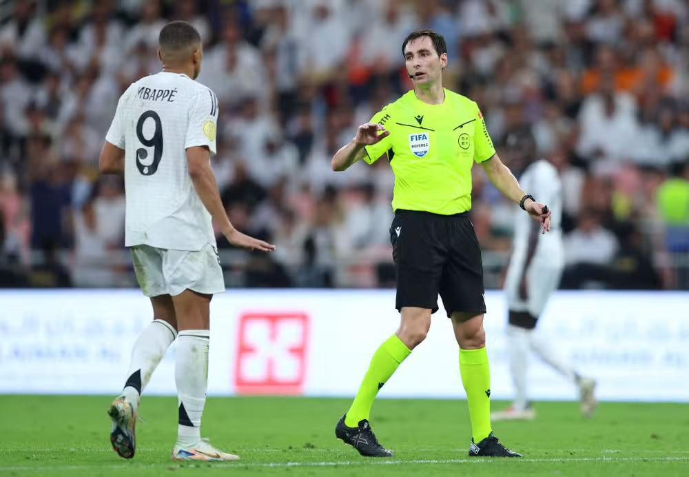 Campeão mundial pela França dispara contra o Real Madrid: “Pisotearam o futebol”
