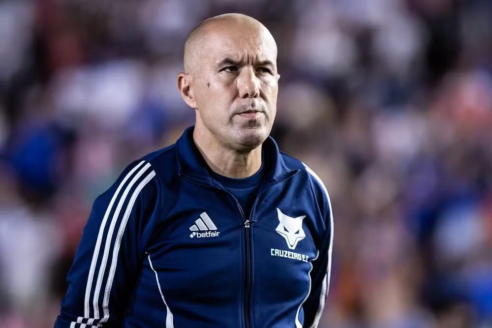 Leonardo Jardim impõe estilo no Cruzeiro e ganha força para comandar reformulações
