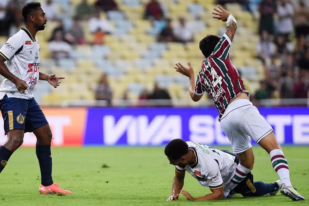 Cano preocupa o Fluminense ao sair com dores no joelho em duelo da Copa do Brasil