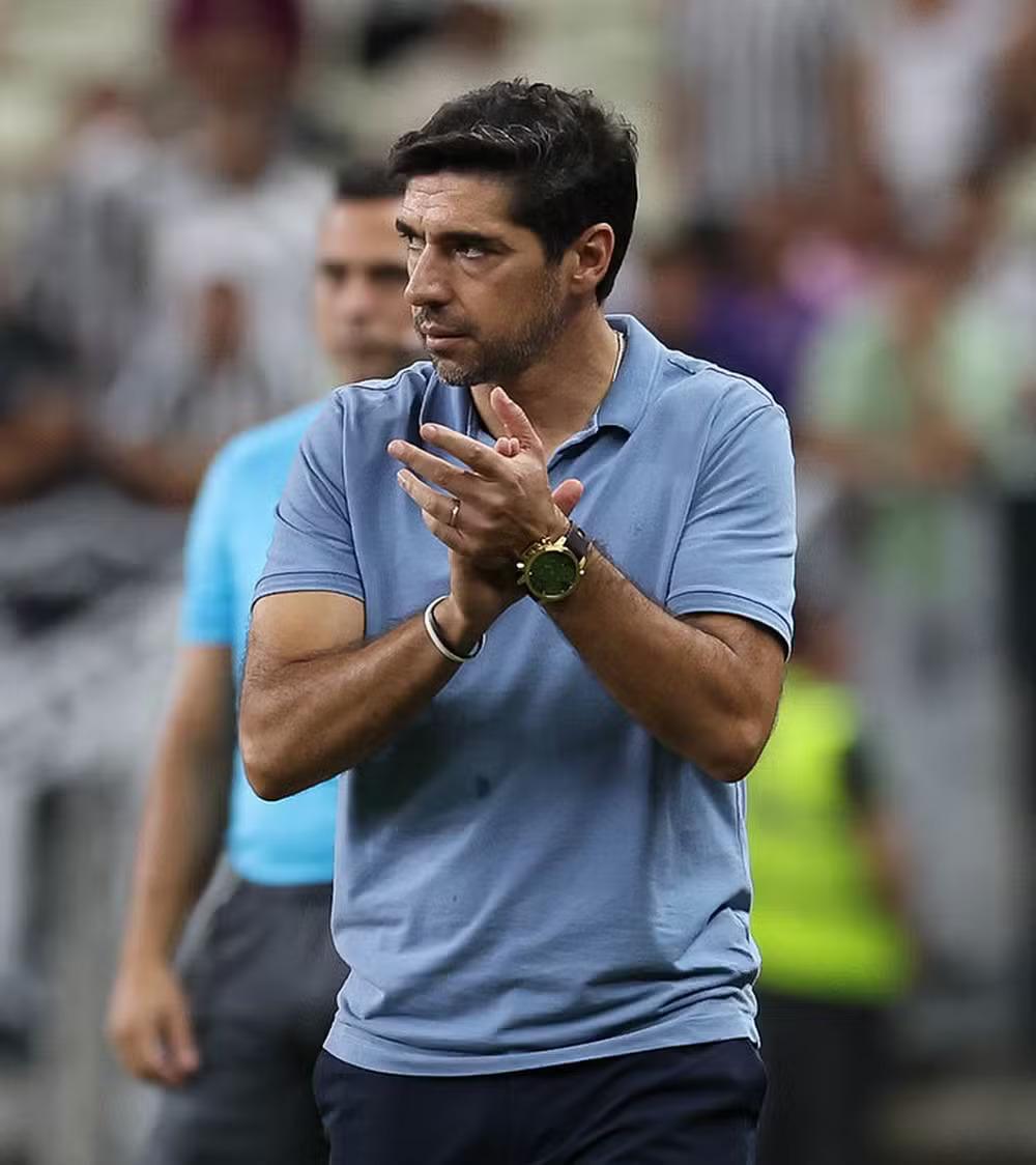 Abel faz referência à bandeira do Brasil ao comentar sobre Seleção e reafirma: "Meu compromisso é com o Palmeiras"