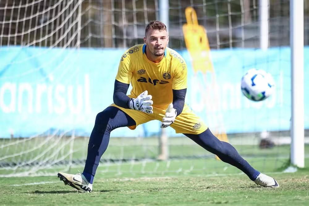 Palmeiras monitora situação de Gabriel Grando, goleiro atualmente no banco do Grêmio