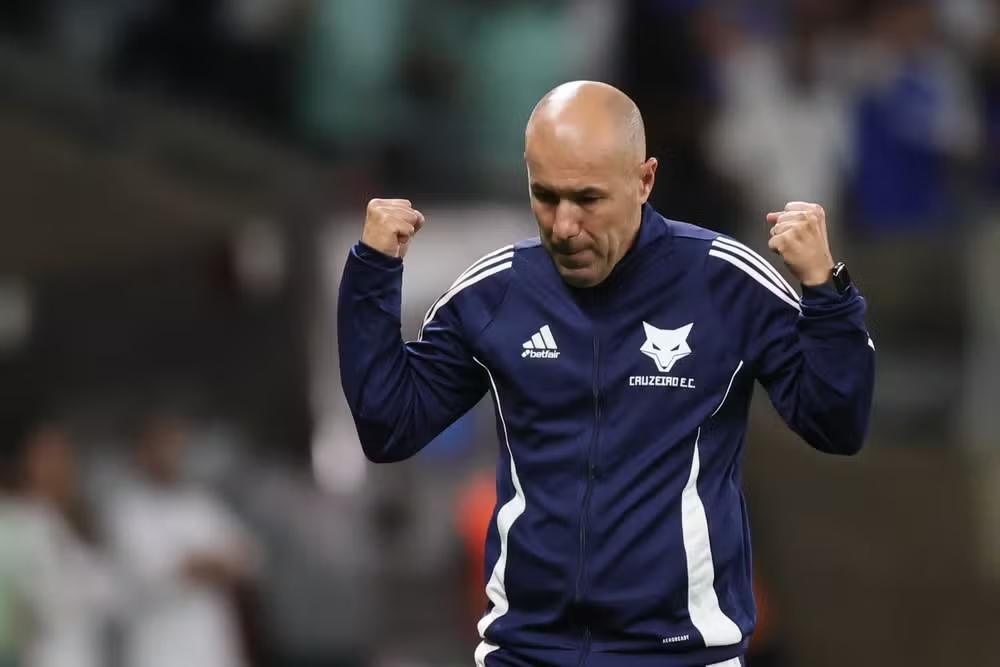 Leonardo Jardim elogia entrega de Gabigol e fala sobre clima no grupo ao ser questionado por Dudu