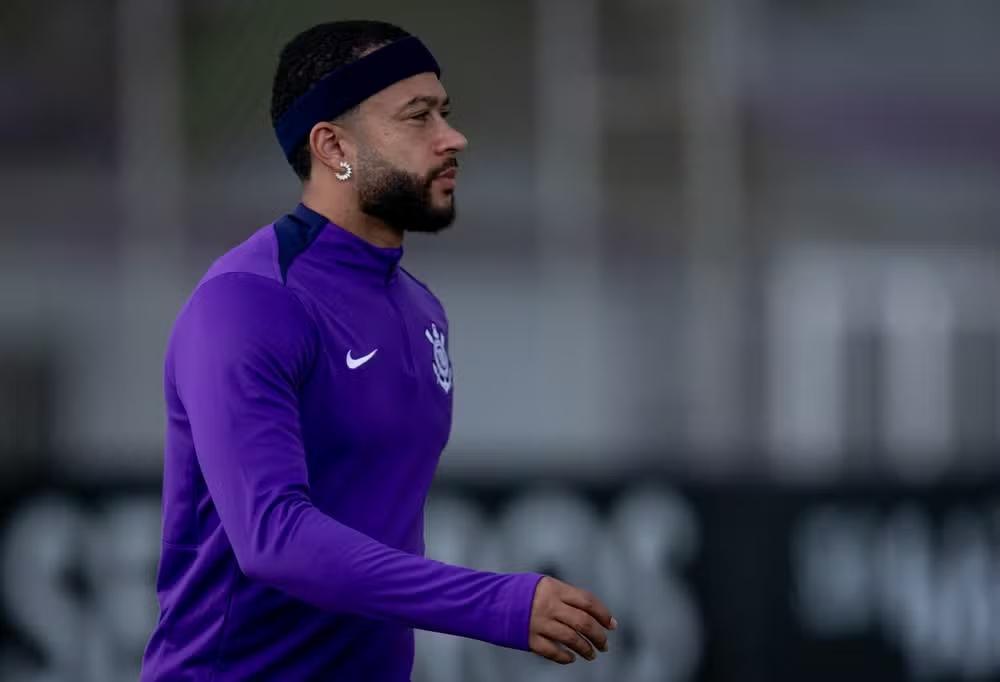 Memphis treina com bola no Corinthians e pode reforçar time contra o Internacional