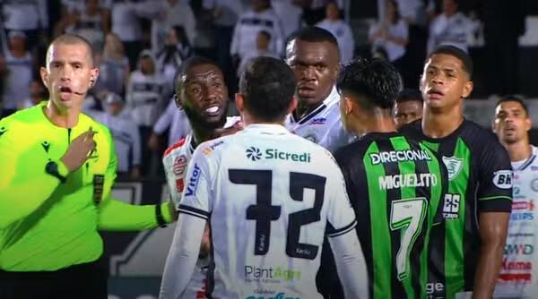 Jogador do América-MG é detido por injúria racial após partida da Série B