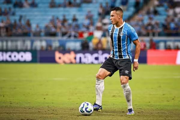 Patrocínio se solta de camisas do Grêmio durante partida na Arena