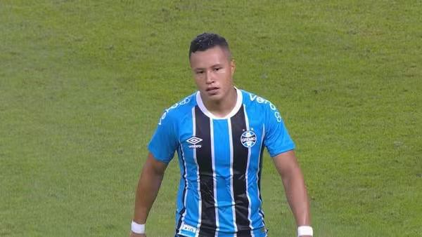 Patrocínio se solta de camisas do Grêmio durante partida na Arena