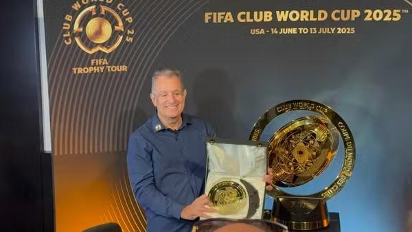 Taça do Mundial de Clubes é exibida no museu do Flamengo, na Gávea