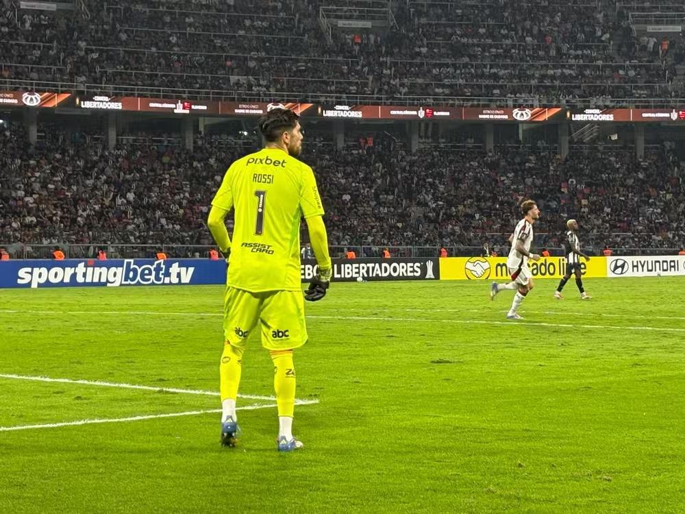 Jogadores do Flamengo vivem momento tenso após chegada ao Rio; carro de Rossi é atingido por tiros Jogadores do Flamengo vivem momento tenso após chegada ao Rio; carro de Rossi é atingido por tiros
