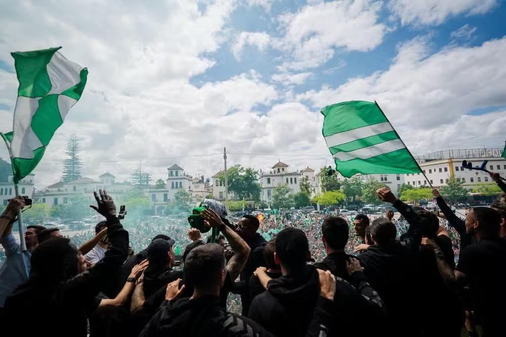 Torcida do Betis faz festa histórica nas ruas após vaga inédita em final continental