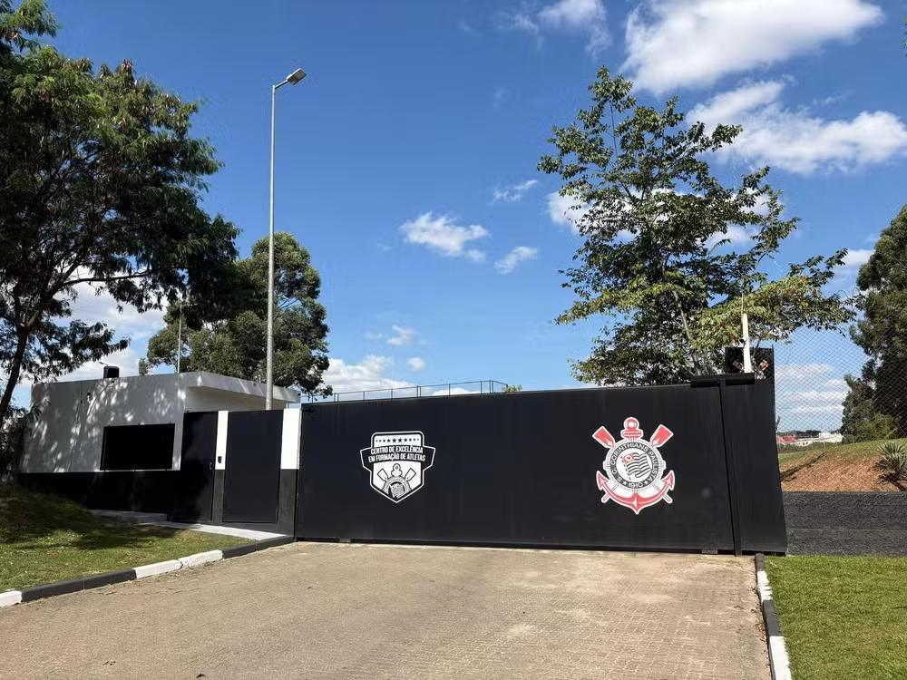 Integrantes da torcida Gaviões se reúnem no CT do Corinthians para cobrar explicações sobre denúncias nas categorias de base