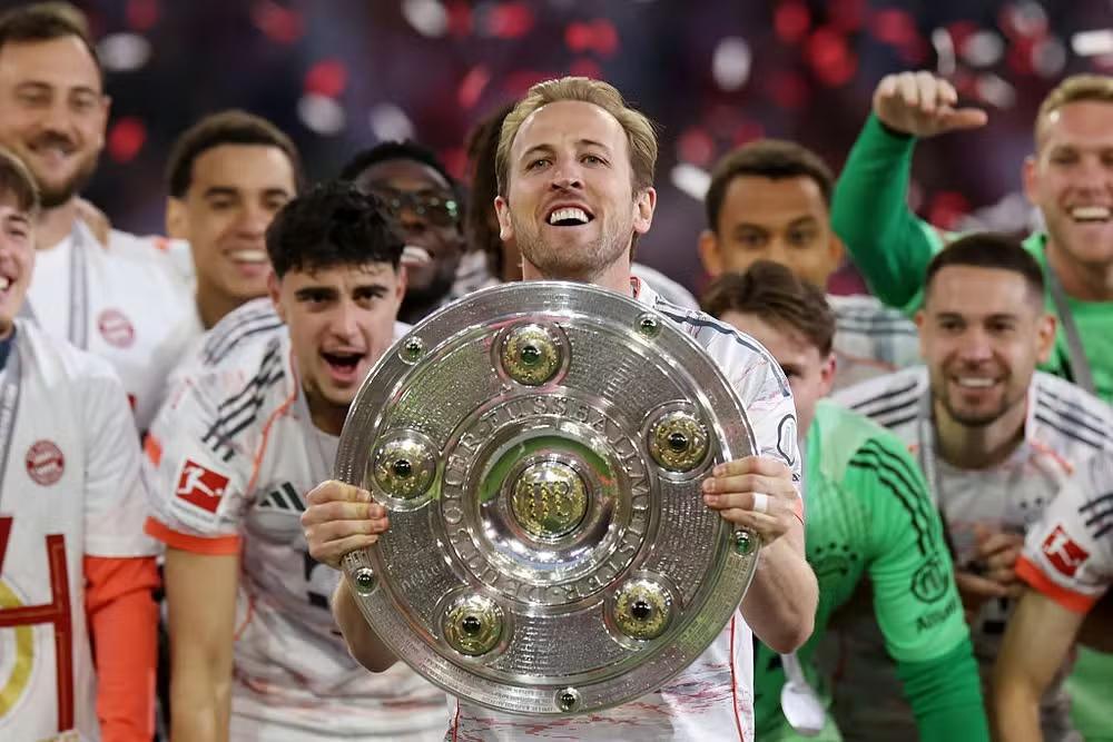 Bayern celebra título alemão com adeus de Müller e estreia vitoriosa de Kane