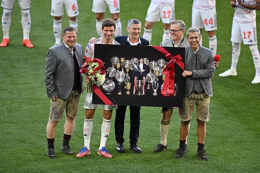 Bayern celebra título alemão com adeus de Müller e estreia vitoriosa de Kane